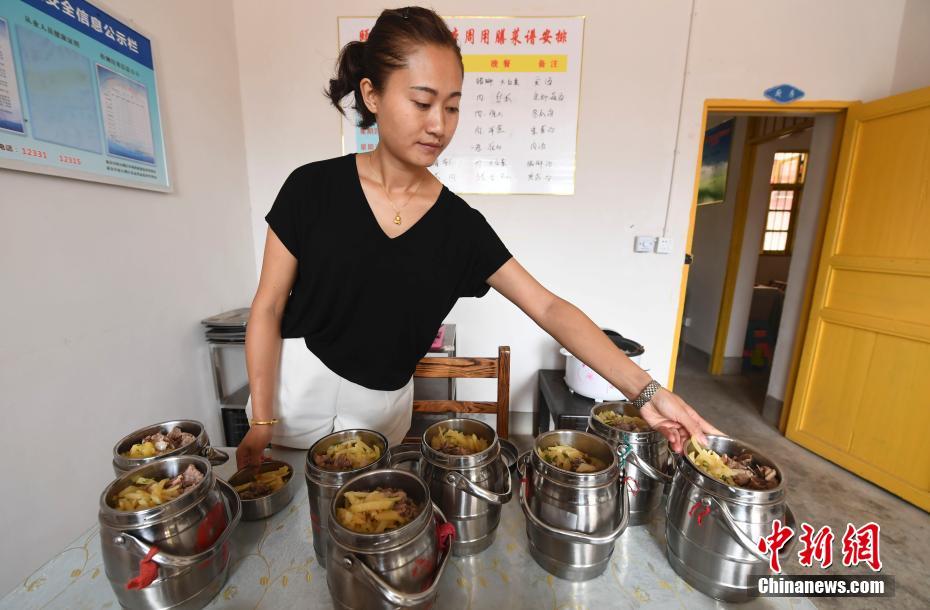 粉嫩被两个黑鬼疯狂进出