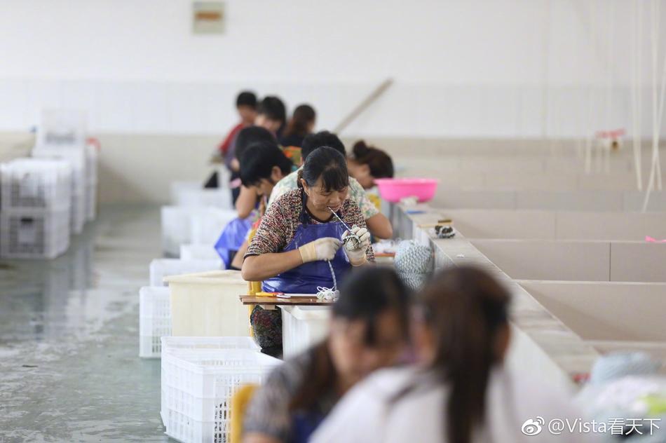 八重神子撕开内衣 吸奶头动漫