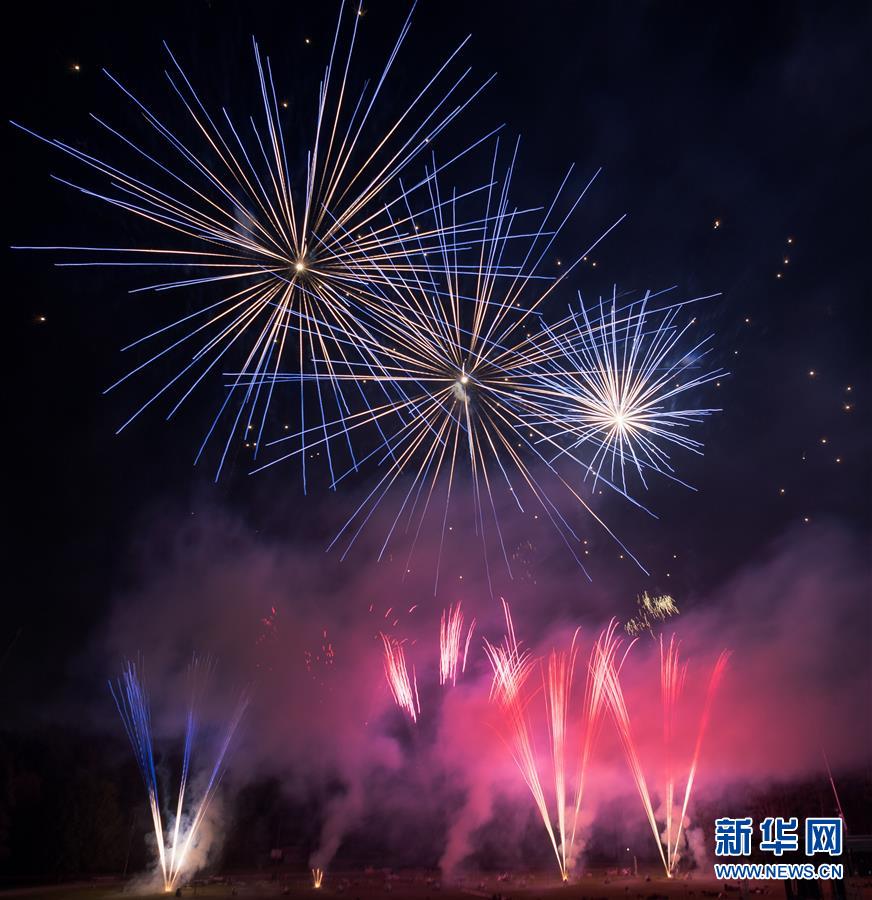 办公室奶边摸边做爰