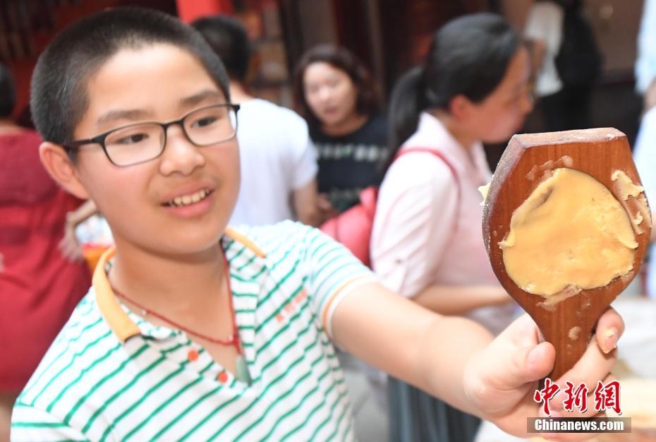 美女露胸无遮挡