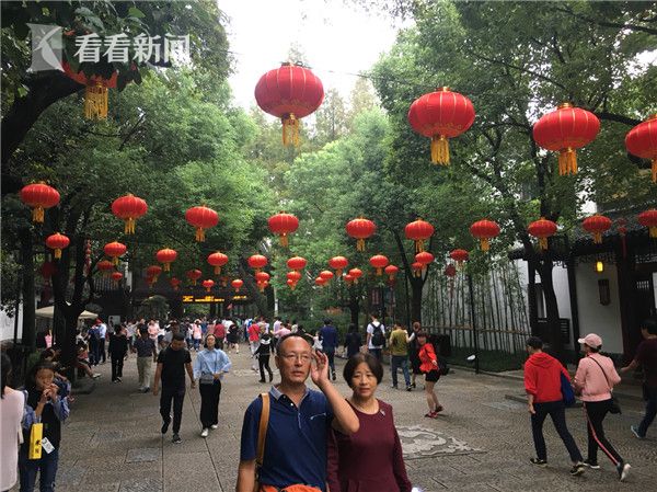 一小孩和妈妈摘萝卜不盖被子(黄)