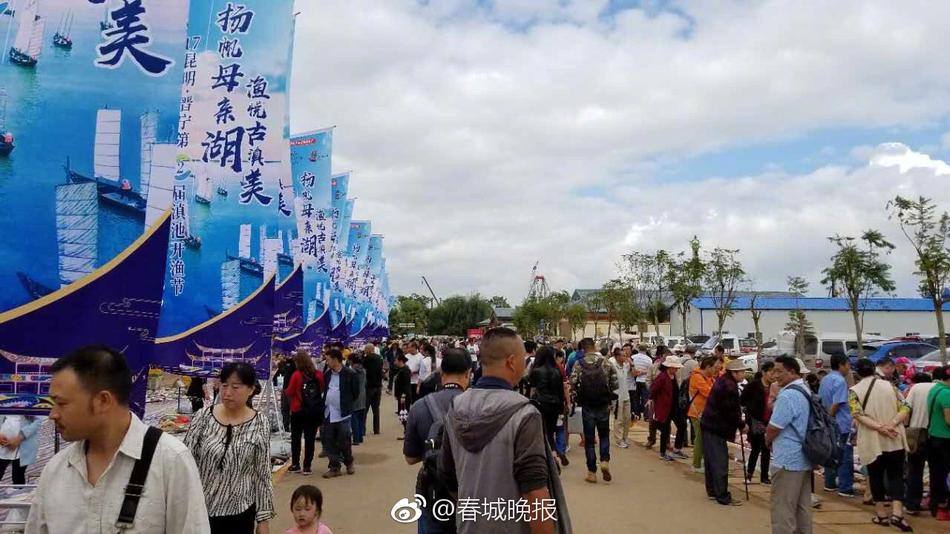 公交车掀开奶罩边躁狠狠躁动态图