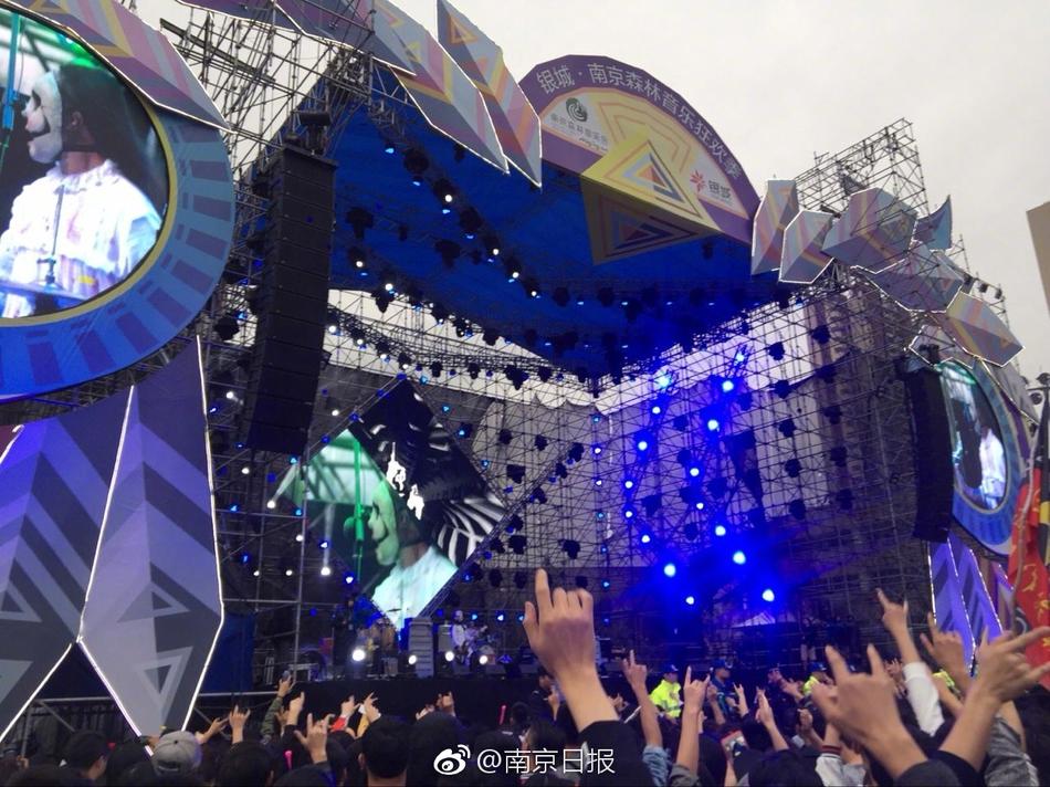吃女王主人拉的大便和痰