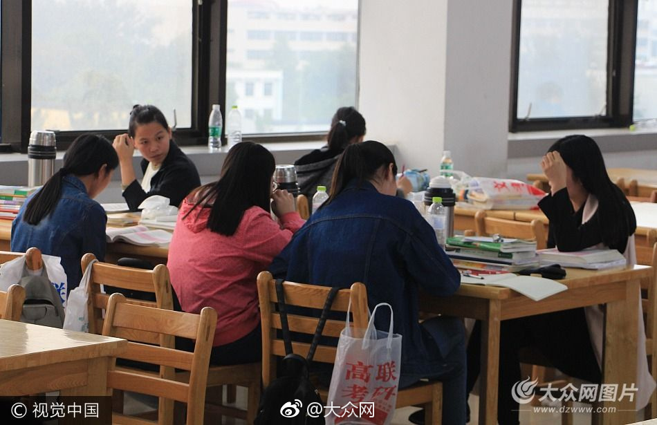 厨房脱岳裙子在后面扭