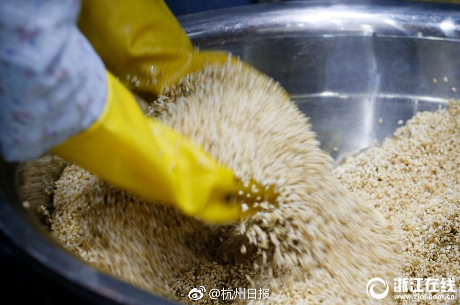 金莲高潮三级做爰
