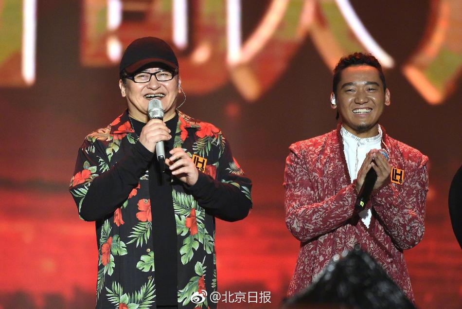 白丝美女跪着扒开 给男人玩