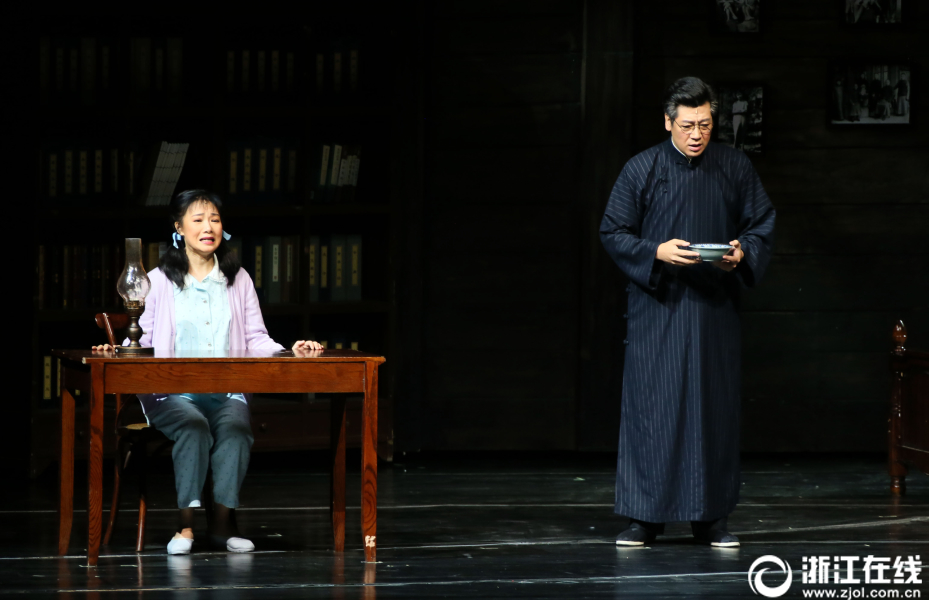 厨房脱岳裙子在后面挺进剧情介绍