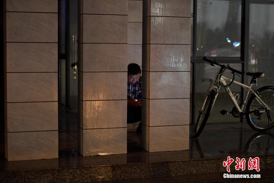 美女扒开尿口让男人桶