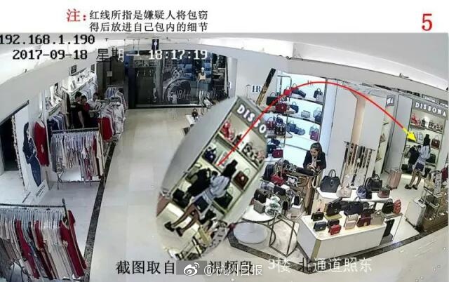 接吻伸进乳罩里捏奶