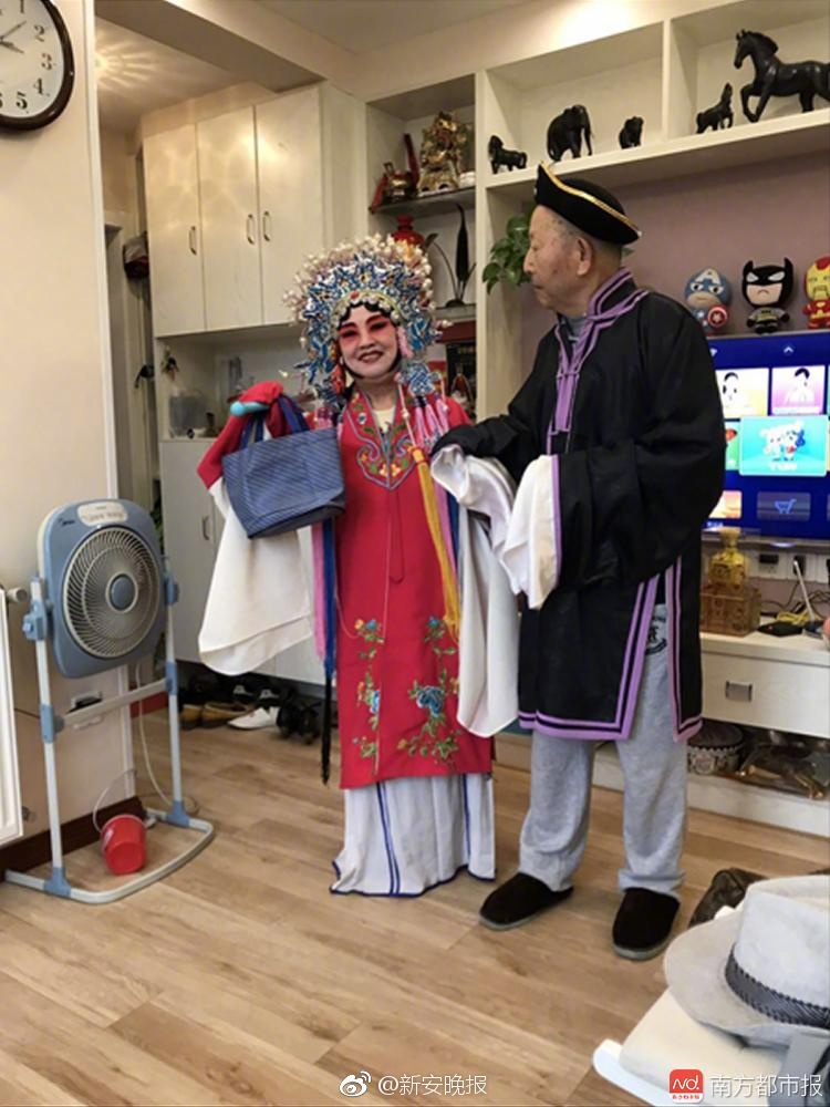亚洲美乳自拍偷拍视频
