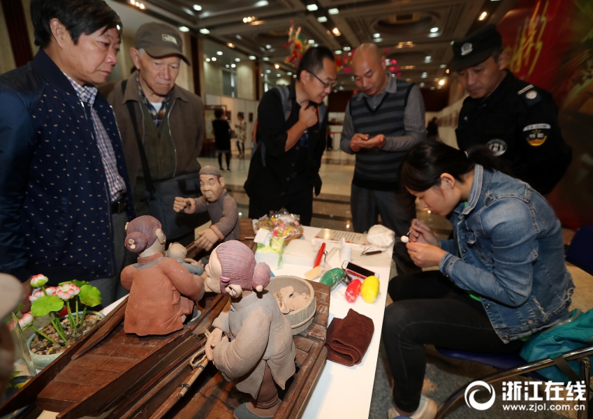 学长惩罚我下面放震蛋上课