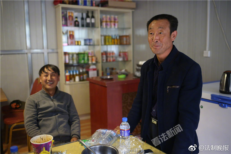 男男一起相嗟嗟嗟免费观看真人