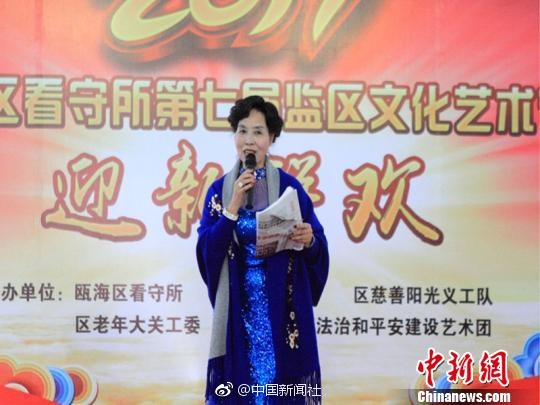 李丽珍被亲吻双乳