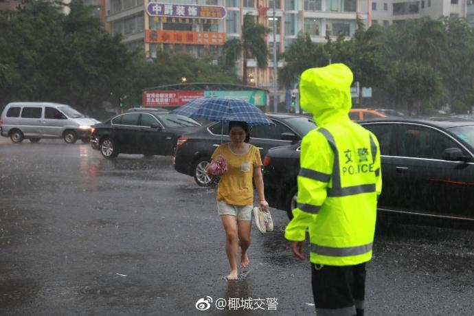 金色高跟鞋