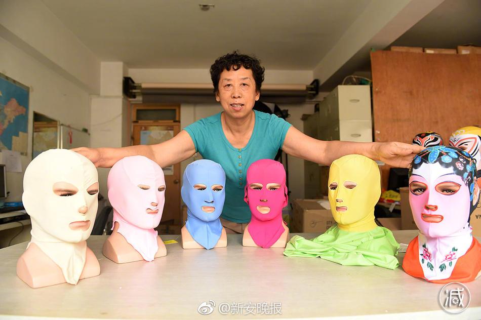 女人脱了内裤趴开腿让男躁