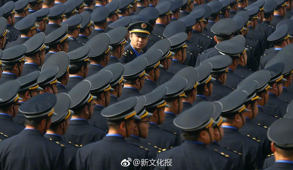变成隐身人在学校做像素游戏