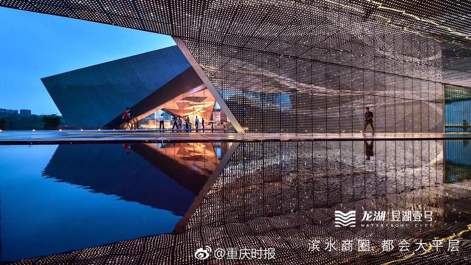公交车上拨开奶罩揉吮奶