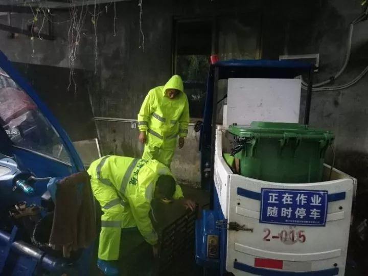 美女露出秘 奶头私照白曼头