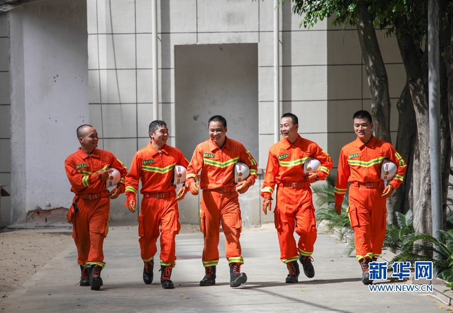 11个人开火车的视频56分钟
