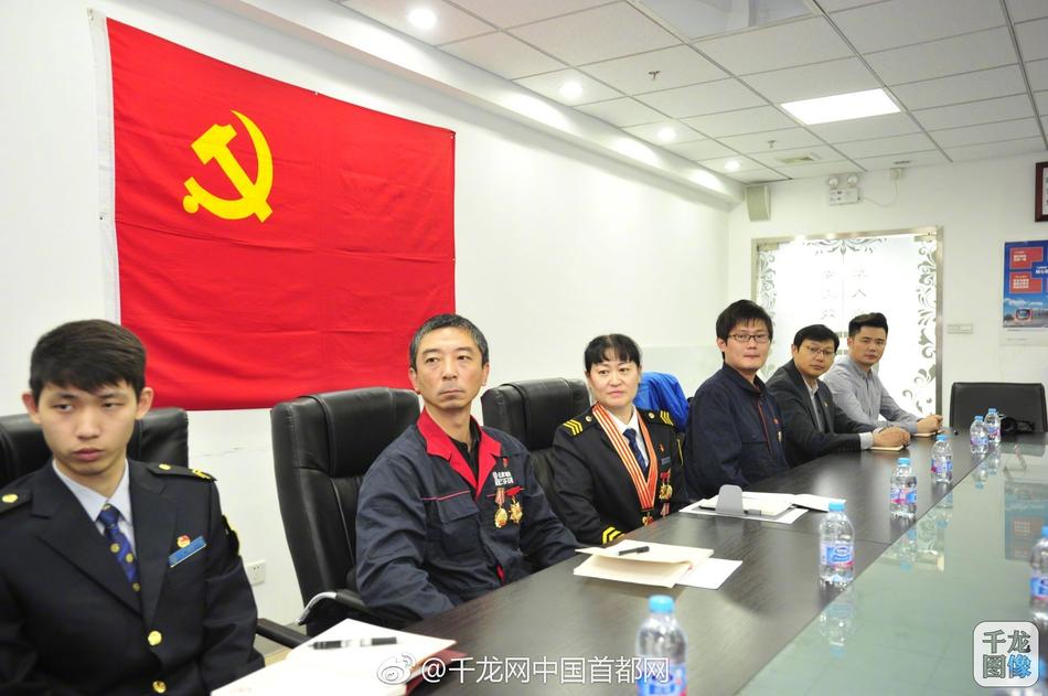 厨房脱岳裙子在后面挺电影