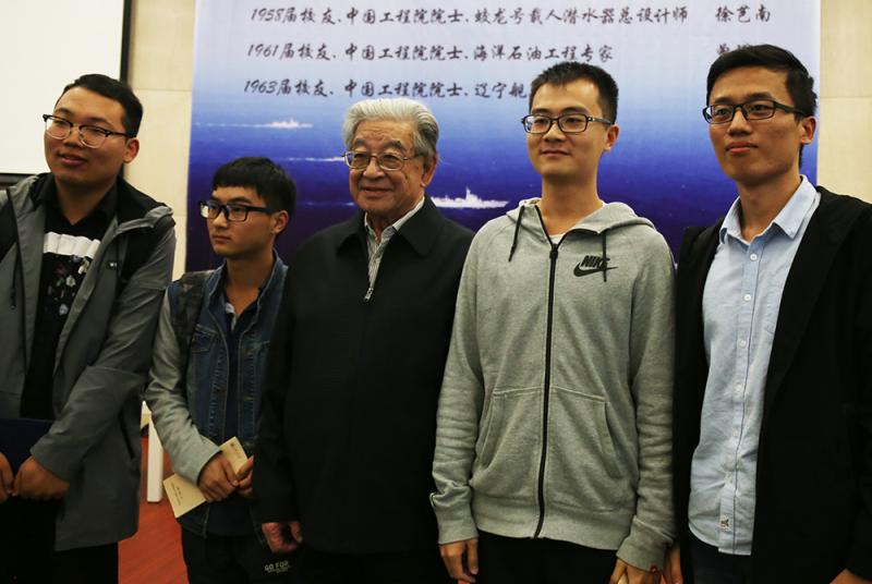 老太婆脱了裤子让我玩