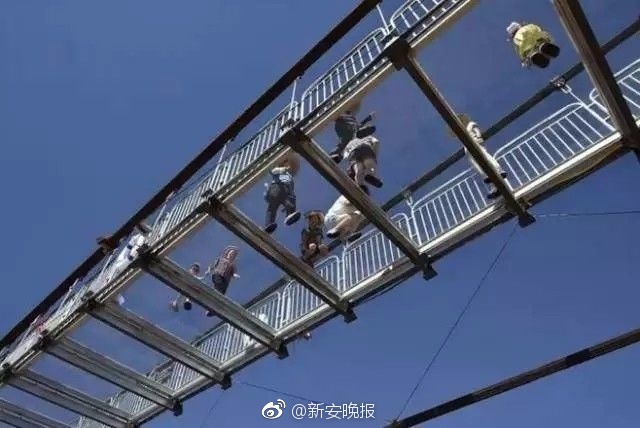 被女同学摁住玩弄小ji ji