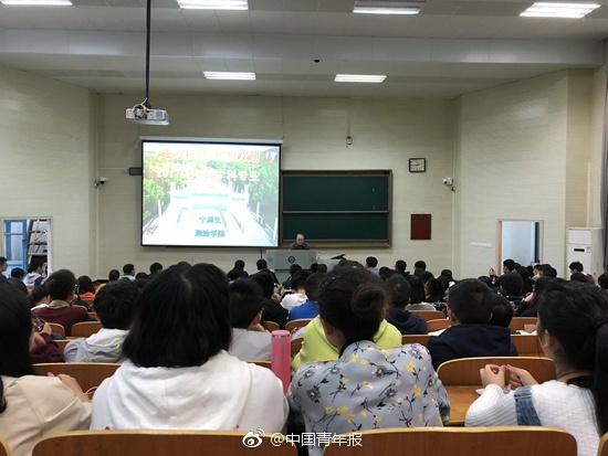 18Gay男志69偷拍洗澡