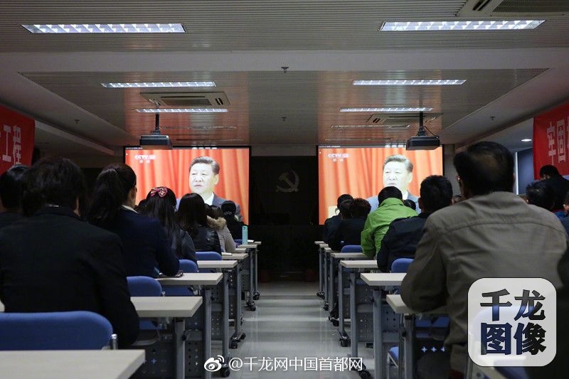 校花公交车被多人伦