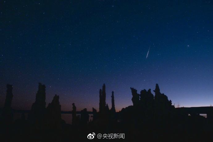 办公室扒开奶罩揉吮奶明星