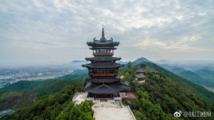 他趴在我两腿中间吸我