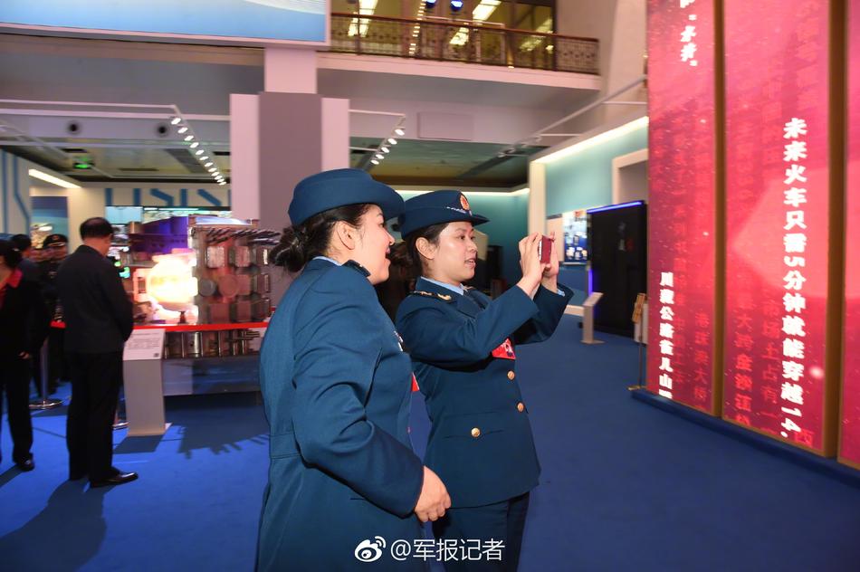 他趴在我两腿中间吸我