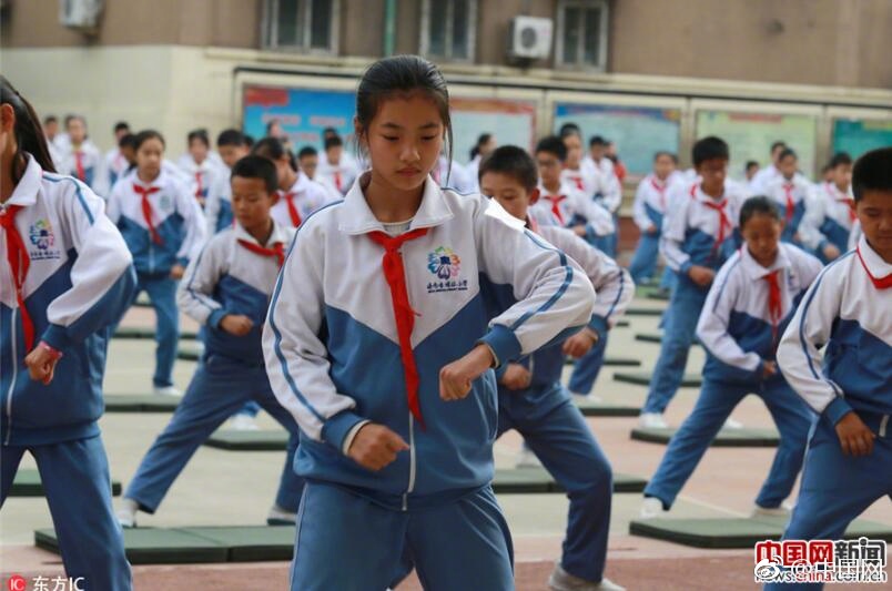 厨房脱岳裙子在后面挺进剧情介绍