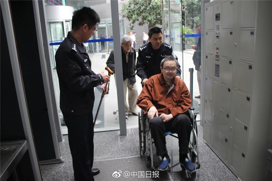 撩起胸让我的 蹭来蹭去