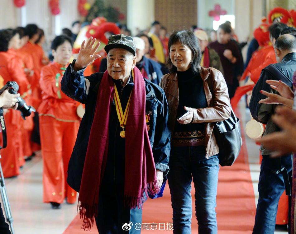 娇妻边打电话边被躁BD在