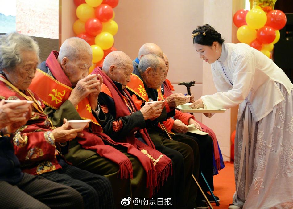 丰腴饱满的极品熟妇三级片