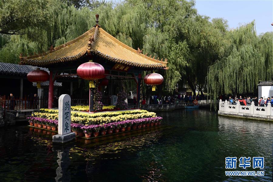 办公室扒开奶罩揉吮奶头A片图片