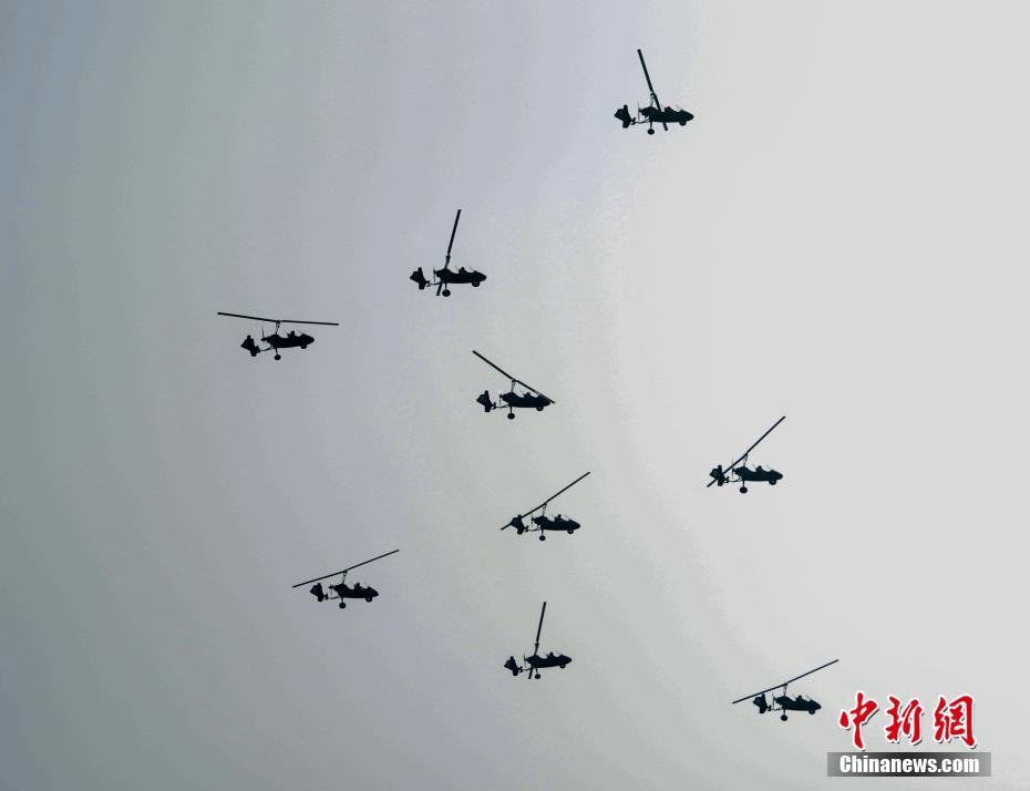 9分42秒头撞玻璃视频