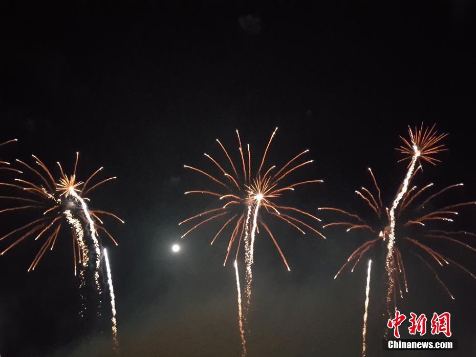 女生幫男生打手槍