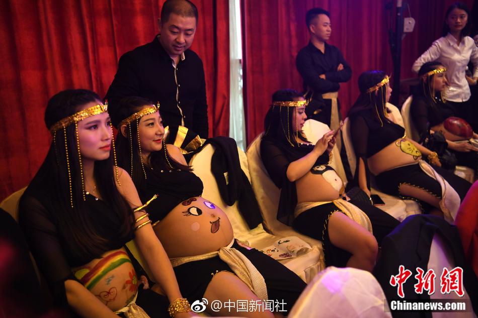 翁含着我的奶边摸边做小视频