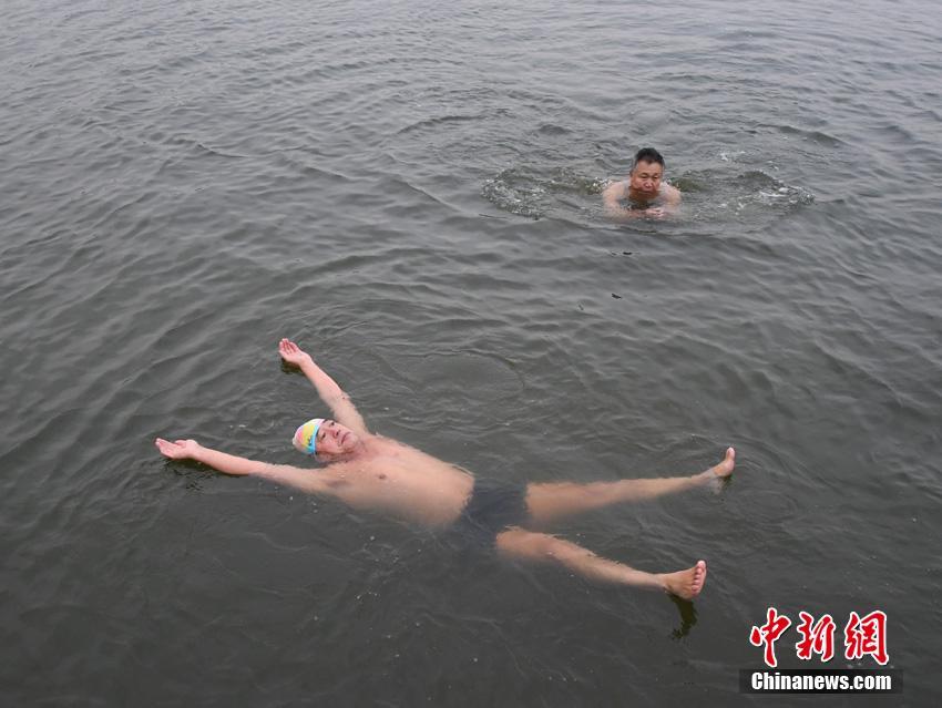 公交上强摁做开腿呻吟