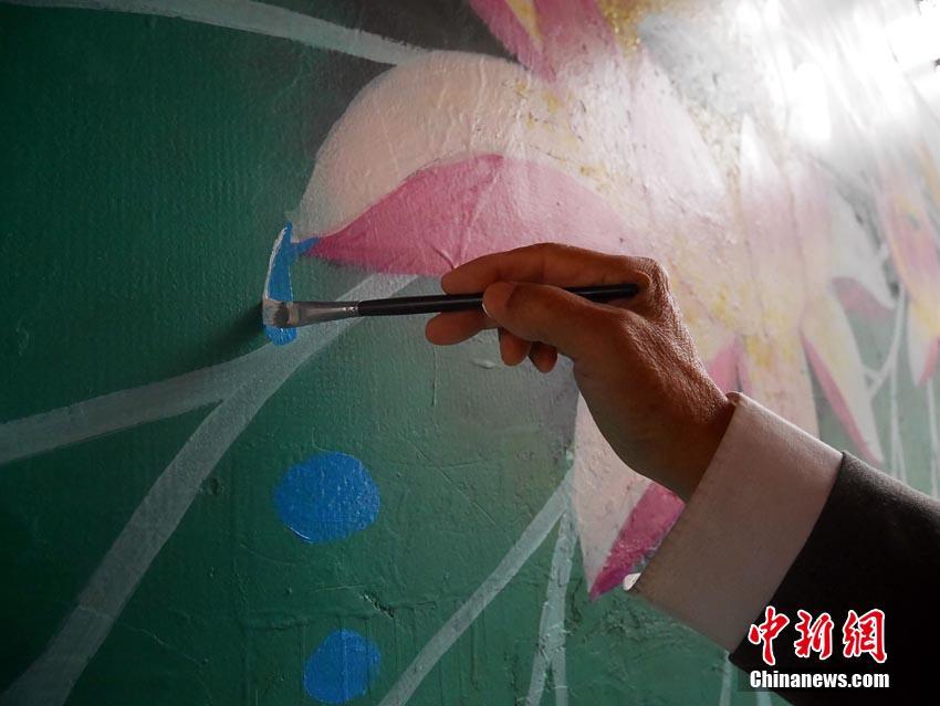 美女露私秘?部位裙底