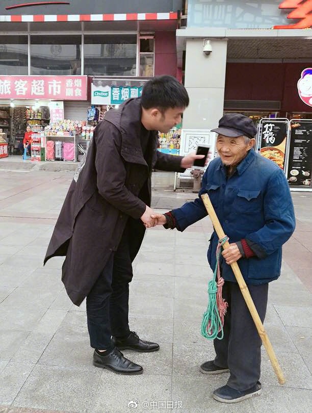 美女露出 让男生揉