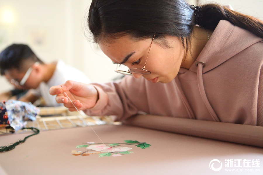 日本天堂技女无毛的逼