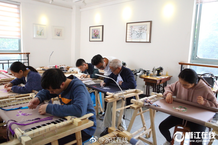 女人女人与狗狗操的女人