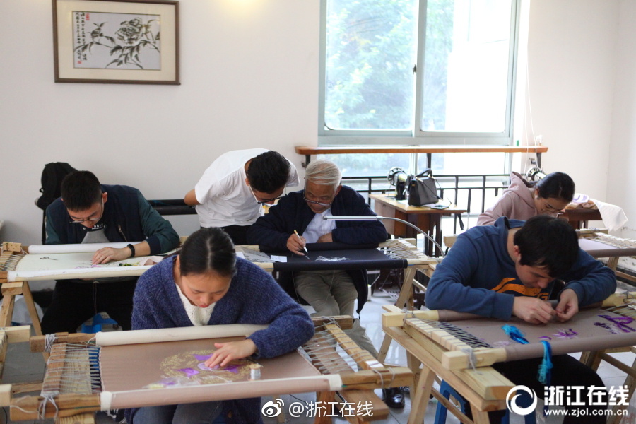 公交车上三级片
