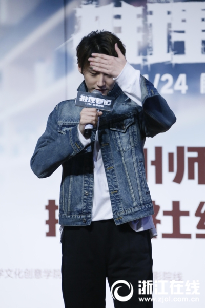 男模脱裤子全身精光露J
