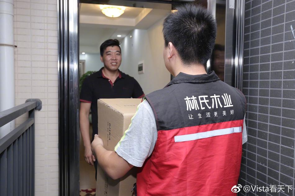 男人边吃奶边扒开大腿高潮