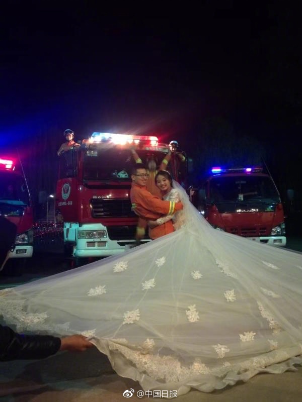 消防车婚纱照_消防车卡通图片