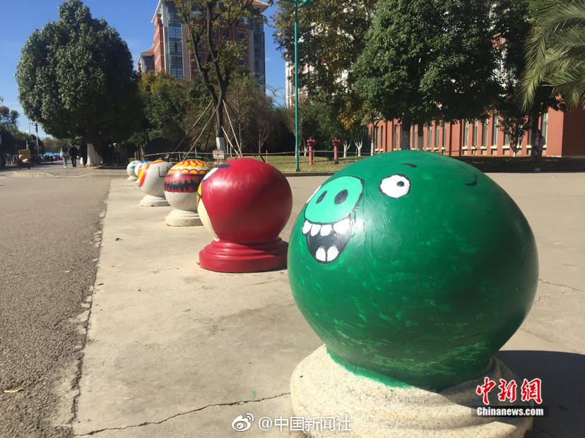一女被两男吃奶玩乳尖动态图