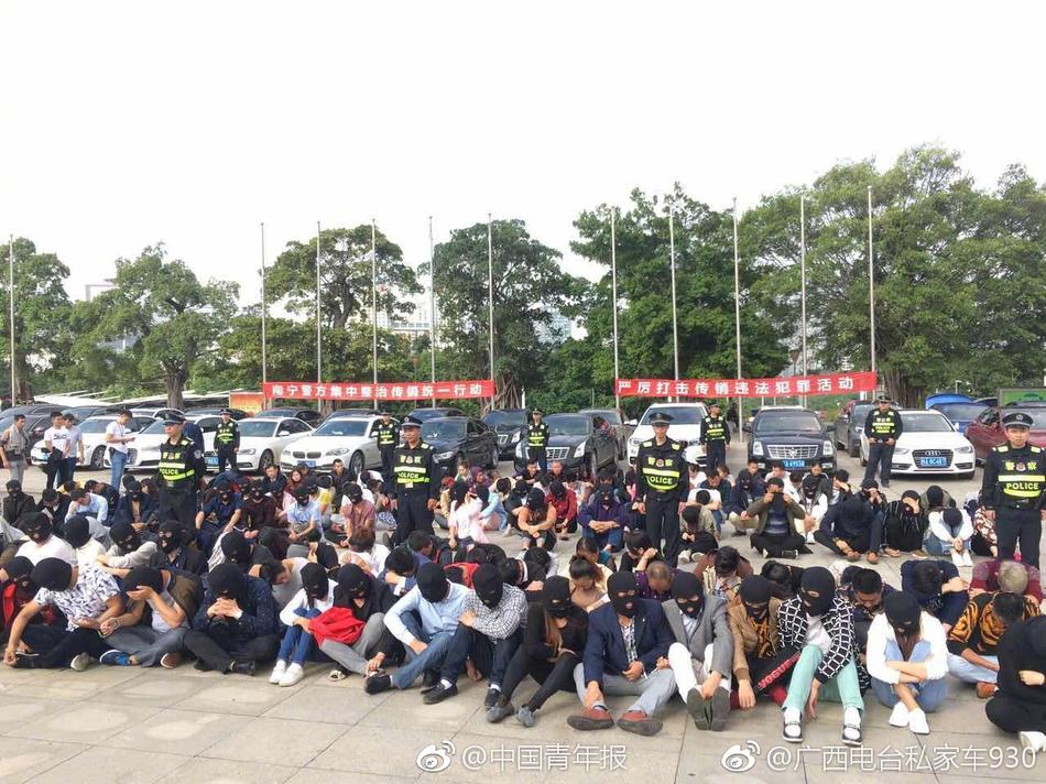 彎腰露奶